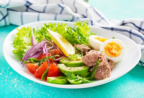 Comida Saudável Salada Atum Com Ovos Alface Tomate Cereja Abacate — Fotografia de Stock