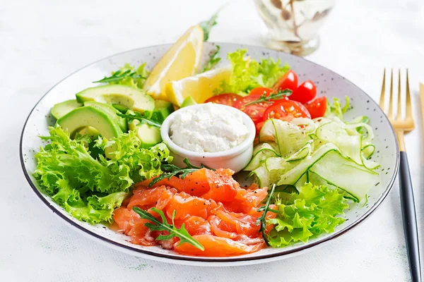 Sallad Saltad Fisklax Avokado Körsbärstomater Gurka Sallad Och Färskost Fiskmeny — Stockfoto