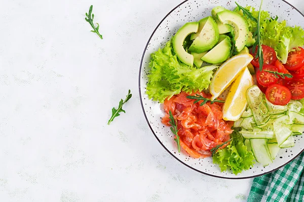 Insalata Salmone Pesce Salato Avocado Pomodorini Cetriolo Lattuga Limone Menù — Foto Stock