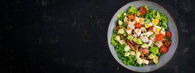 Tavuk, avokado, pastırma, domates, peynir ve yumurtalı sağlıklı Cobb salatası. Amerikan yemeği. Üst Manzara. Düz yat, afiş