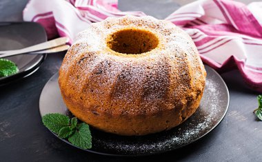 Sonbahar yemeği için çikolata parçacıklı balkabağı pastası. Vejetaryen yemeği..