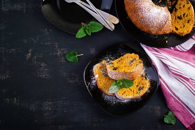 Sonbahar yemeği için çikolata parçacıklı balkabağı pastası. Vejetaryen yemeği. Üst görünüm, genel görünüm