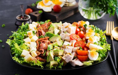 Tavuk, avokado, pastırma, domates, peynir ve yumurtalı sağlıklı Cobb salatası. Amerikan yemekleri..