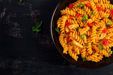 Tavuklu Fusilli makarna ve domates soslu tatlı biber. İtalyan mutfağı. Üst görünüm, düz görünüm, genel görünüm