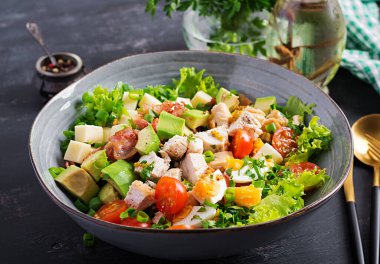Tavuk, avokado, pastırma, domates, peynir ve yumurtalı sağlıklı Cobb salatası. Amerikan yemekleri..