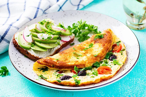 Desayuno Tortilla Con Tomates Aceitunas Negras Sándwich Con Aguacate Plato —  Fotos de Stock