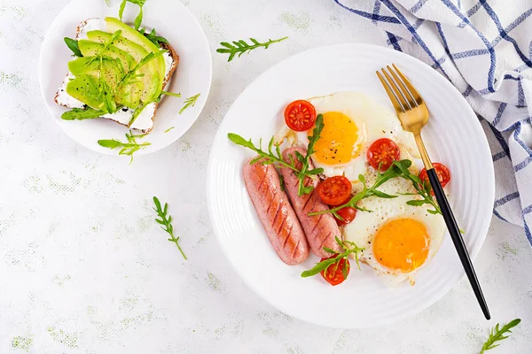 Engels Ontbijt Gebakken Eieren Worsten Tomaten Arugula Amerikaans Eten Bovenaanzicht — Stockfoto