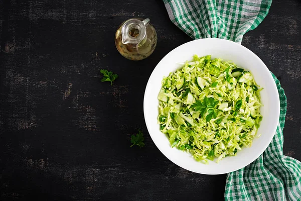 Insalata Vegetariana Insalata Vegana Primavera Con Cavolo Cetriolo Cipolla Verde — Foto Stock