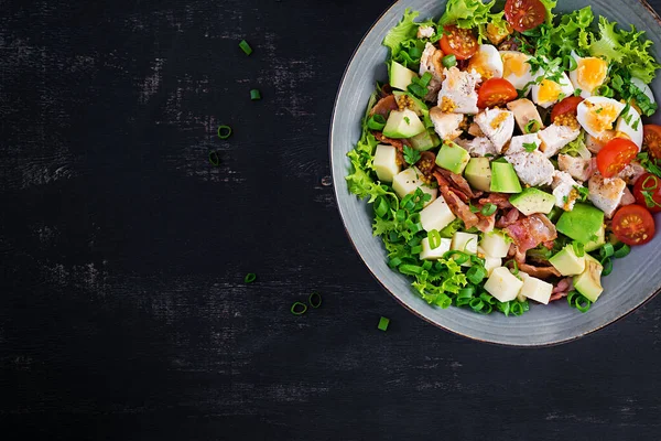 Gezonde Koolsalade Met Kip Avocado Spek Tomaat Kaas Eieren Amerikaans — Stockfoto