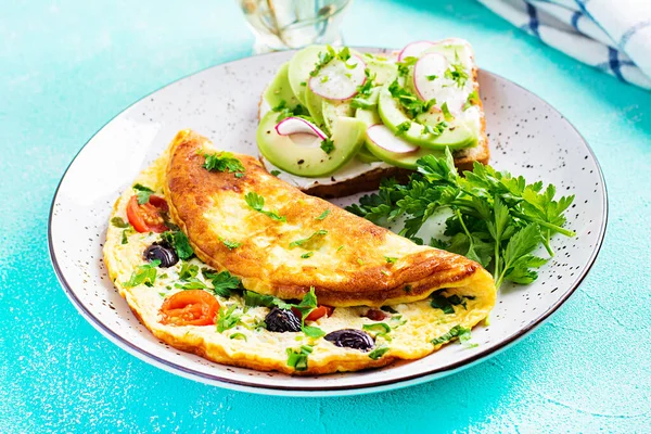 Ontbijt Omelet Met Tomaten Zwarte Olijven Broodje Met Avocado Wit — Stockfoto