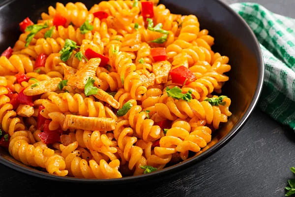 Fusilli Nudeln Mit Huhn Und Paprika Tomatensauce Italienische Küche — Stockfoto