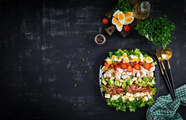 Salada Saudável Com Frango Abacate Bacon Tomate Queijo Ovos Comida — Fotografia de Stock