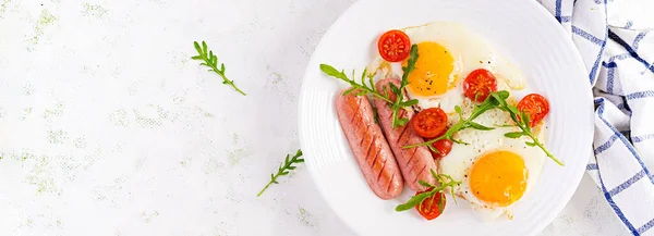 Engelsk Frukost Stekta Ägg Korv Tomater Och Ruccola Amerikansk Mat — Stockfoto