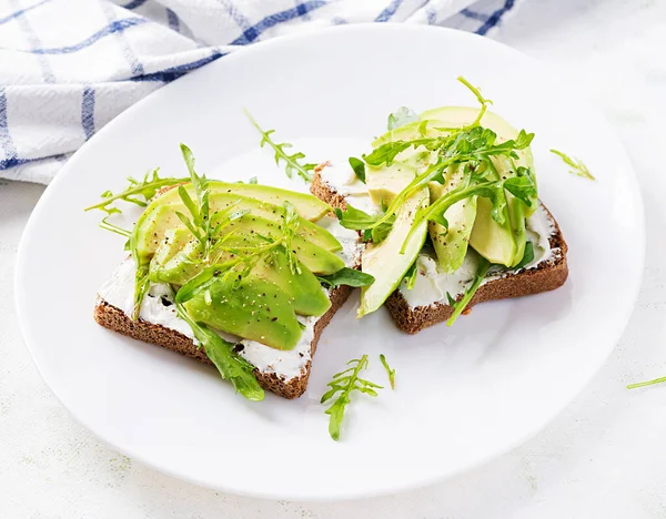 Sandwich Pâine Cremă Brânză Felii Avocado Farfurie Fundal Deschis Alimente — Fotografie, imagine de stoc