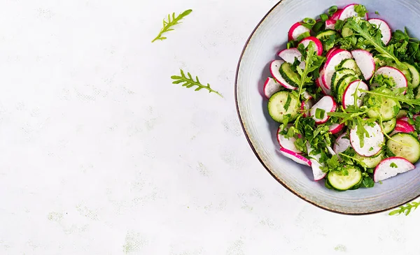 Vegetáriánus Zöldség Saláta Retekkel Uborkával Arugulával Zöldhagymával Egészséges Vegán Kaja — Stock Fotó