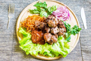 Şiş kebap sebze ile bir tabak