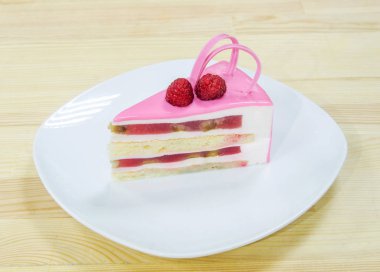 Yoğurt tatlısı tabakta ahududu ile