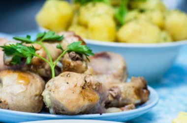 Kızarmış tavuk eti bir tabak patates içinde belgili tanımlık geçmiş ile