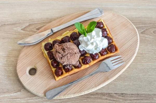 Çikolata vişne tatlı dondurma ile — Stok fotoğraf