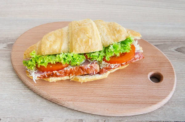 Sandwich mit Schinken und Gemüse — Stockfoto