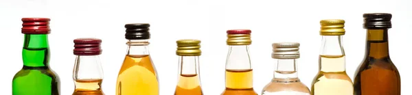 Mångfärgade flaskor med sprit — Stockfoto