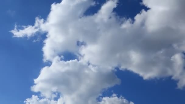 El vuelo de las nubes — Vídeos de Stock