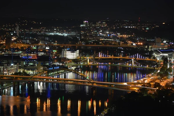 Pittsburgh bei Nacht — Stockfoto