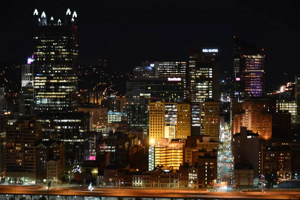 Stadt bei Nacht. Wolkenkratzer von Pittsburgh. — Stockfoto