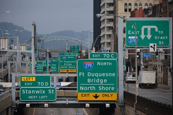 Straßenschilder in Pittsburgh Landschaft — Stockfoto