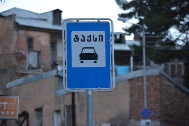 Sokaklarda Tiflis taksi işaretleri.