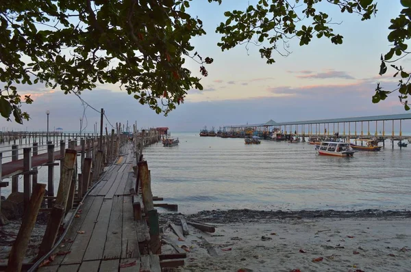 Liman, liman yaz deniz manzarası, birçok eski balıkçılık yelken Bo için defne — Stok fotoğraf