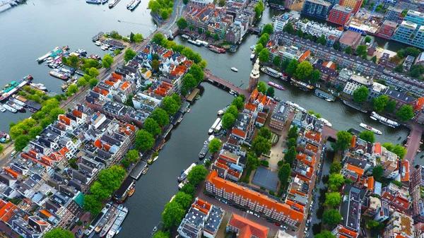 Luchtfoto's van de Montelbaanstoren toren en de grachten in Amsterdam stad, Nederland — Stockfoto