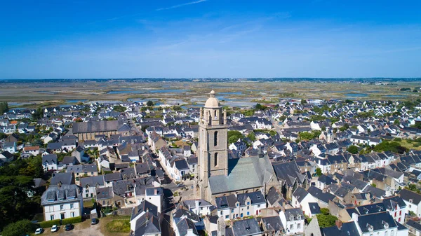 Fotografía aérea del pueblo de Batz sur Mer, la iglesia de San Guenole y las salinas de Guerande — Foto de Stock