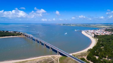 Havadan görünümden La barre Noirmoutier köprü ve Fromentine de Monts