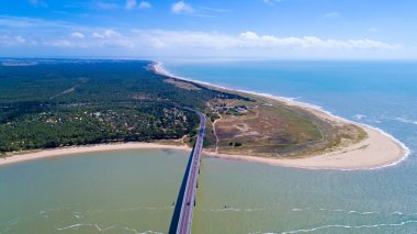 Noirmoutier Köprüsü ve La Barre de Monts, Fransa havadan görünümü