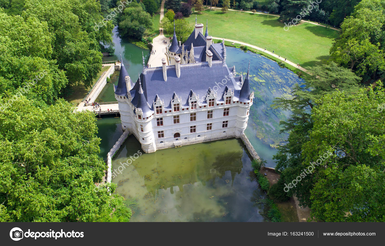 Photo aérienne du château d\'Azay Le Rideau — Photographie ... Photo aérienne du château d\'Azay Le Rideau — Photographie ...