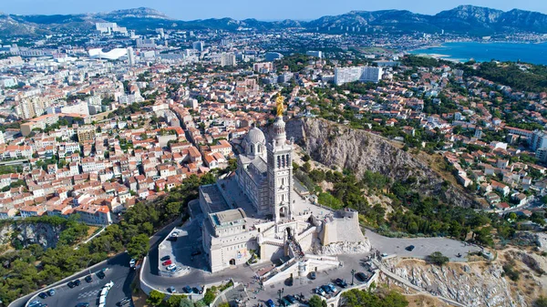 Foto aérea de la basílica de Notre Dame de la Garde en Marsella — Foto de Stock