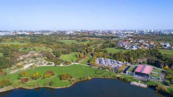 Фото с воздуха общественного сада La Carriere в Сент-Эрблен — стоковое фото