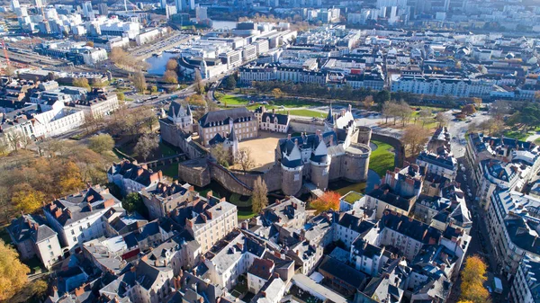 Foto aérea del castillo de la ciudad de Nantes en otoño — Foto de Stock