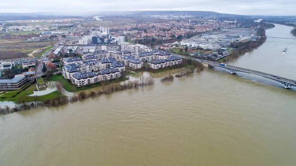 ラ セーヌ川 Carrieres ス ポワシー市、1 月 3 日の洪水 — ストック写真