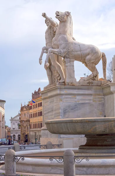 Fuente Dioscuri cerca del palacio Quirinale en Roma, Italia —  Fotos de Stock