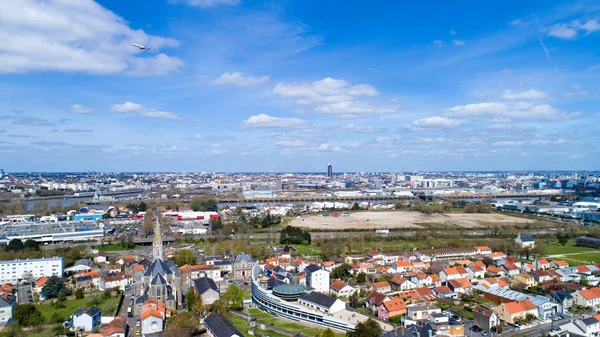 Fotografía aérea de la ciudad de Nantes desde Reze — Foto de Stock