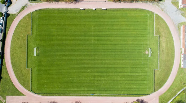 Fotografia vertical de um campo de futebol em Vertou, Francia — Fotografia de Stock