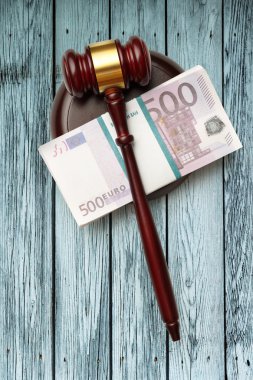 ahşap hakimin tokmak ve para