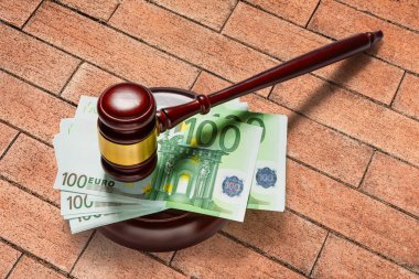 Hakimin tokmak ve 100 euro banknot