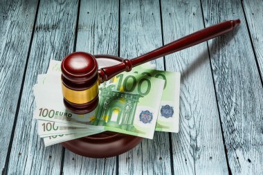 Hakimin tokmak ve 100 euro banknot