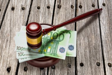 Hakimin tokmak ve 100 euro banknot