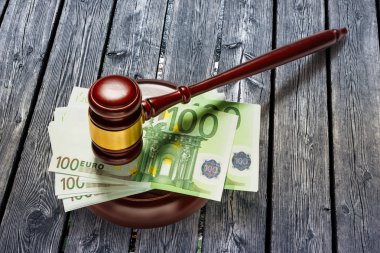 Hakimin tokmak ve 100 euro banknot