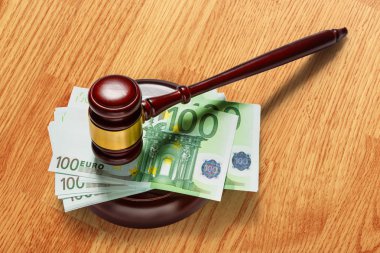 Hakimin tokmak ve 100 euro banknot