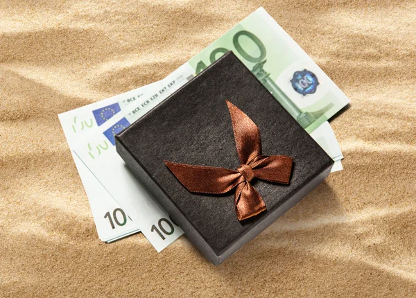 Geschenkdoos met eurobankbiljetten — Stockfoto
